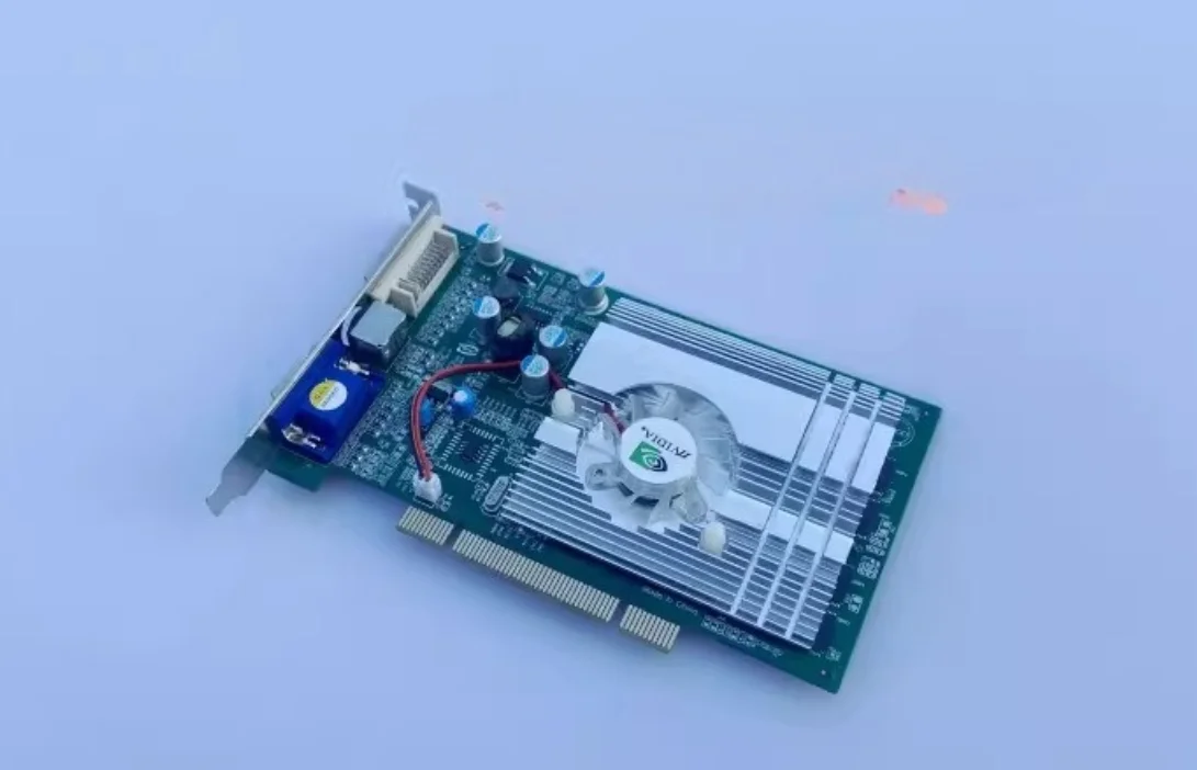 

Старая видеокарта PCI, в наличии GF/5200, посвященная 128 МБ, видеокарта DVI VGA