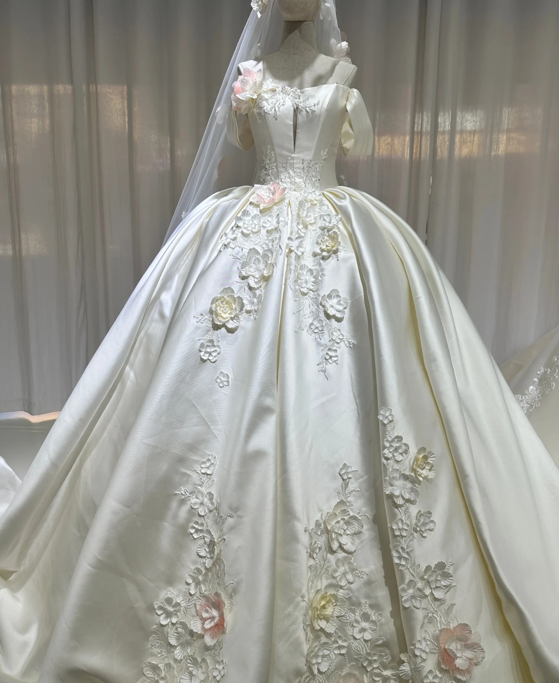 Customized Princess Style Strapless Off Shoulder Wedding Dress With Lace-Up Back 3D Flower Ruched Satin Gown Vestido De Novia
