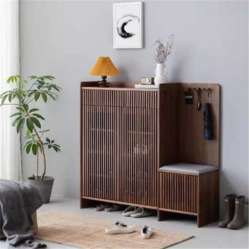 Armoire à langer avec calandre d'entrée