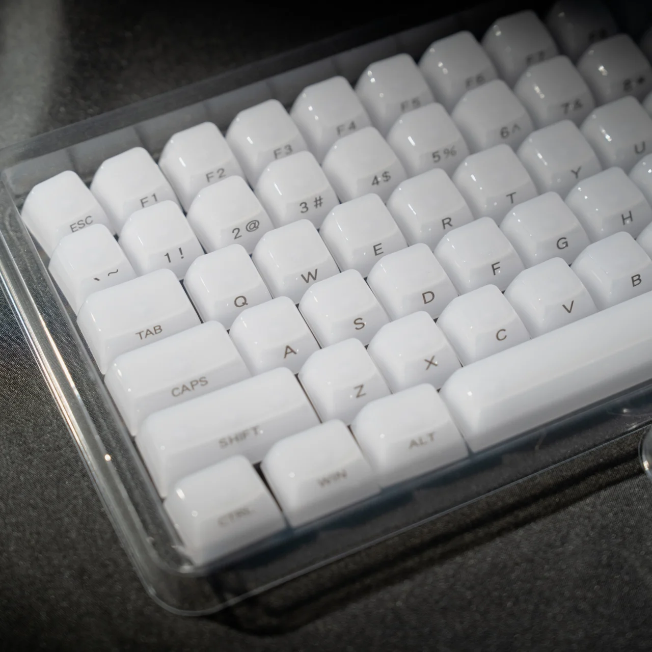 مجموعة أغطية مفاتيح مطبوعة جانبية من اليشم الأبيض الحليبي من Womier مكونة من 115 مفتاحًا MDA للوحة المفاتيح الميكانيكية Cherry Gateron MX #2