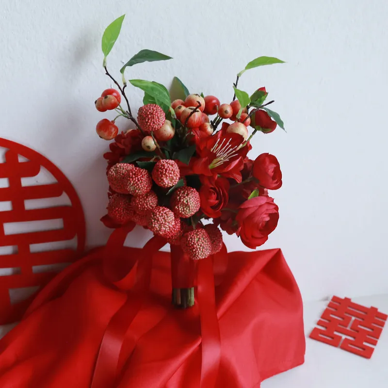 nouveau-bouquet-de-mariee-rouge-pour-photos-de-mariage-chinoises-fleurs-artificielles-de-lychee-pomme-et-hortensia-pour-photos-de-mariage