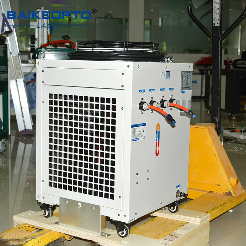 Plastic industrial chiller with matching extruder/blow molding machine. Box-type low noise design and stable operation.