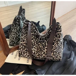 Leopard Print Canvas Shoulder Bag Large Capacity 2024 New Casual Crossbody Commuting Bag Versatile Armpit Tote Bag Le Paquet Tot