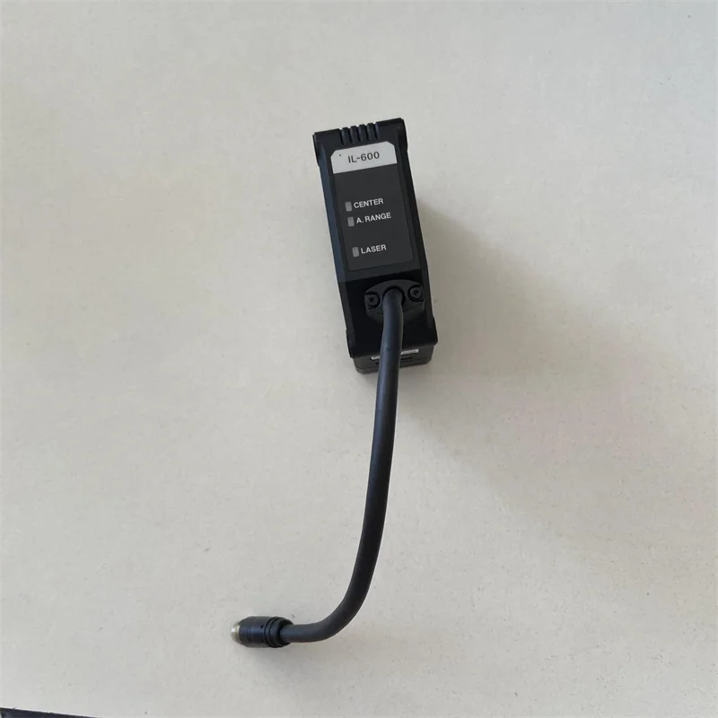 Con garantía Productos de control industrial de alta calidad originales en stock Sensor de desplazamiento láser Keyence IL-600 con un año
