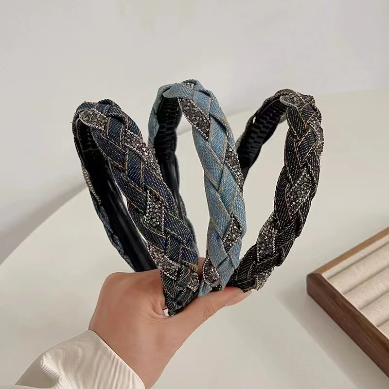 Neu eingetroffen: Elegantes Retro-Luxus-Haarband mit Strass und Zöpfen – Modisches, schlichtes Haarband aus Denim – Detail 3