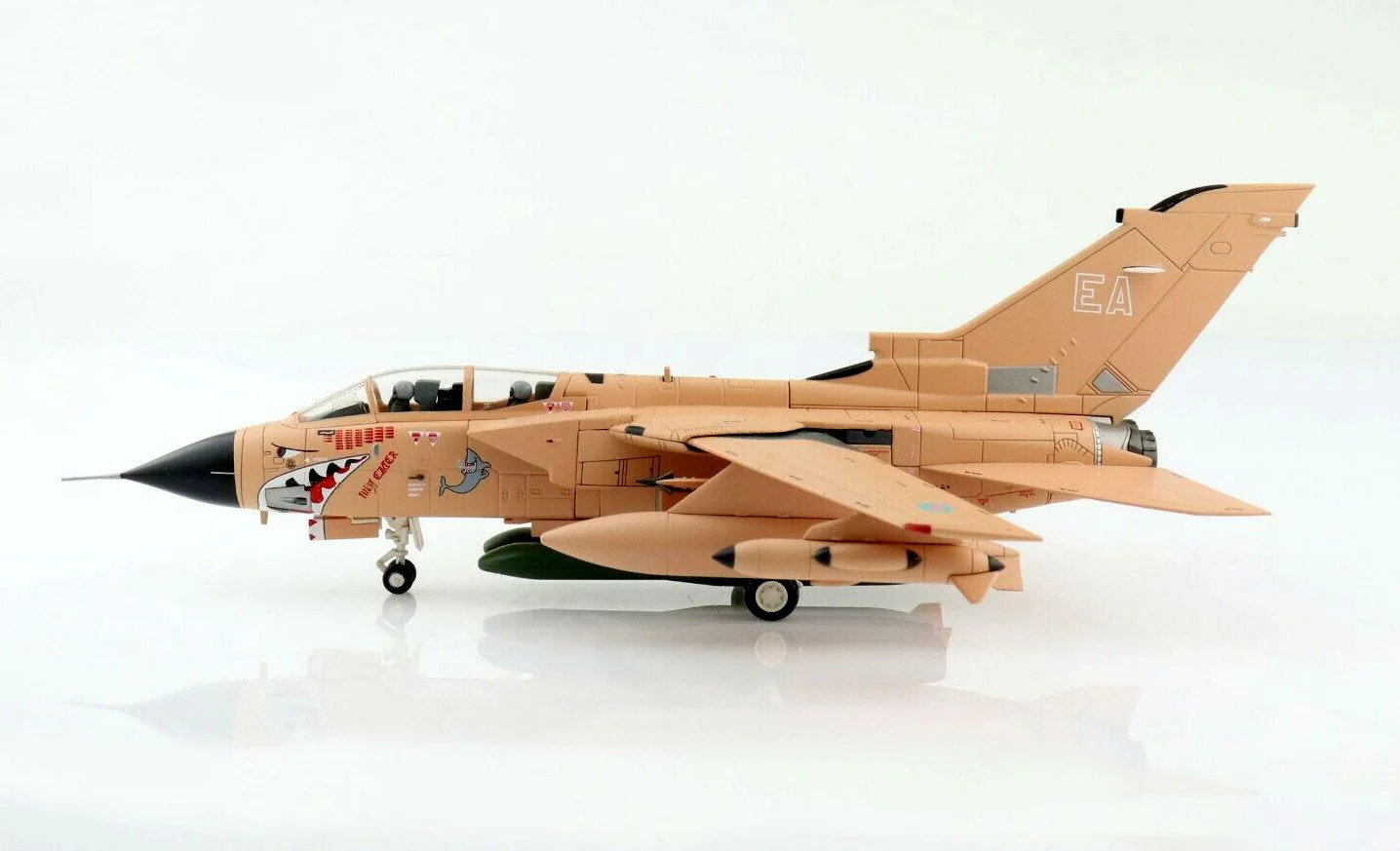 Fine 1 / 72 ha6704 British gr.1 fighter model  Persian Gulf War  Alloy collection model