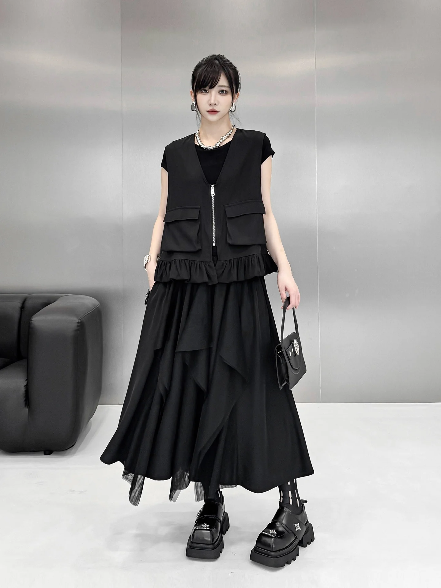 

Модный комплект в темном стиле: утягивающий жилет с деревянным декором, эластичная юбка-полусолнце с сетчатыми вставками. Элегантный и стильный женский образ.