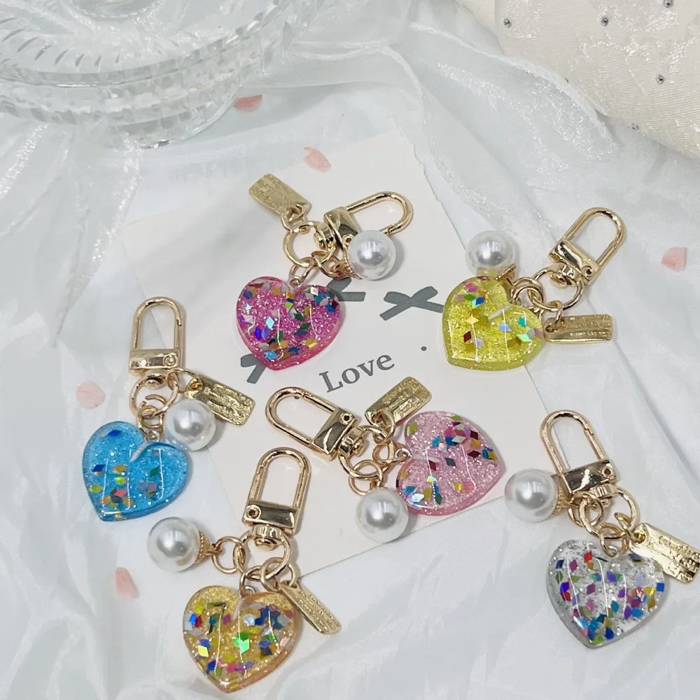 Nuevo Llavero de Metal con Colgante de Perla Pequeña, Adorno para Bolsos y Carteras, Llavero con Lentejuelas Acrílicas en Forma de Corazón, Regalo Brillante