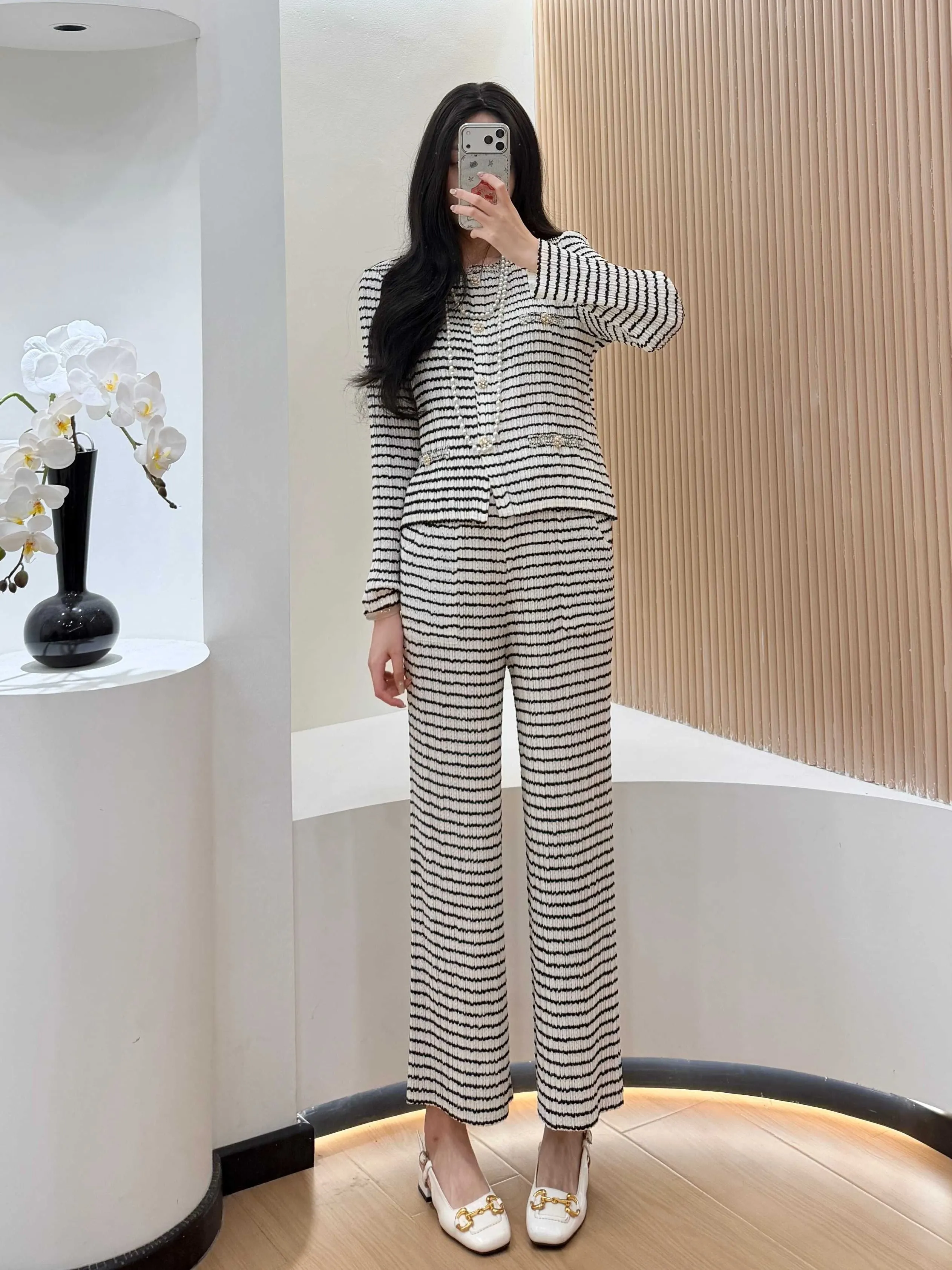 

Черно-белый твидовый плиссированный комплект из 2 предметов в полоску, топ с длинными рукавами + широкие брюки, украшенная отделкой, элегантный повседневный стиль, 2023 г., модный шик