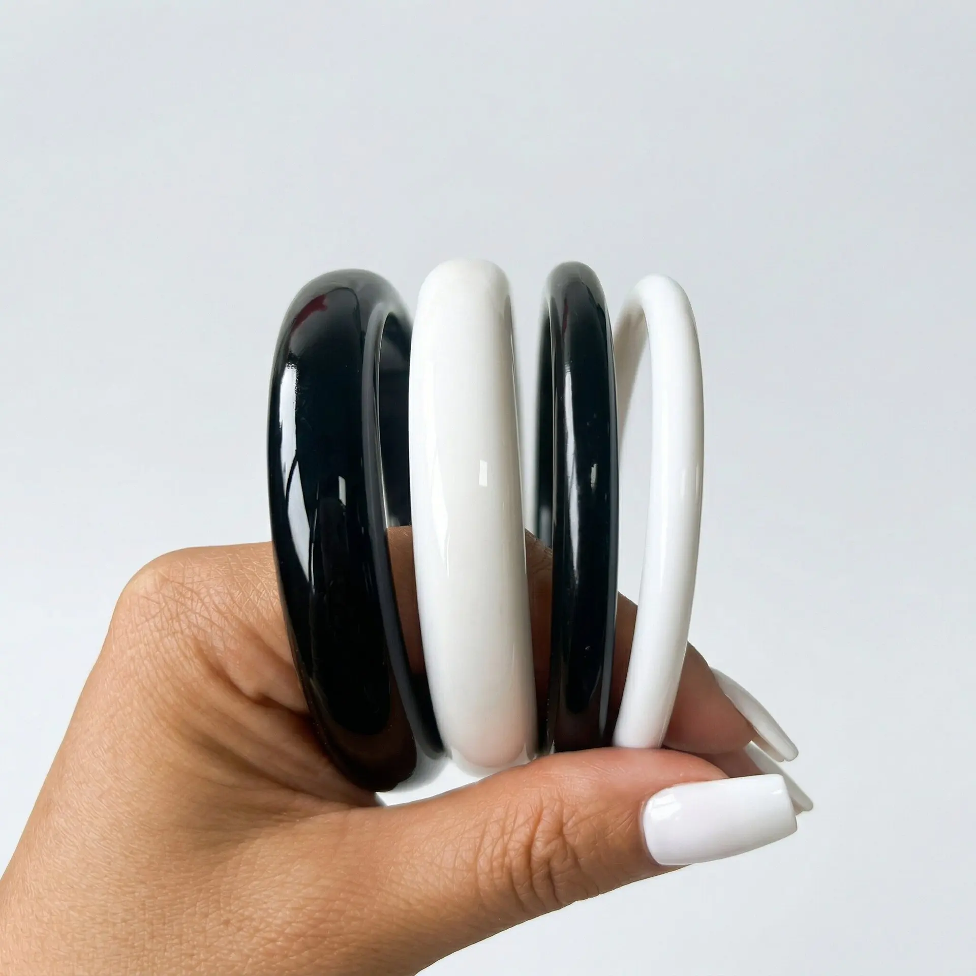 4Pcs/Set Fashion Black White Round Resin Bracelets Bangles for Women Simple Personality Vintage Bangle Female Jewelry Set