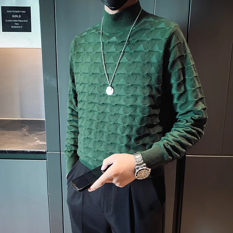 Half-high collar solid color geometric pattern pullover sweater for young men to keep warm in autumn and winter.