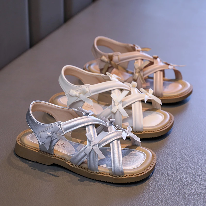 

Новые модные сандалии для девочек, лето 2024, универсальная детская обувь, нескользящие детские сандалии на мягкой подошве на плоской подошве, милая римская пляжная обувь принцессы