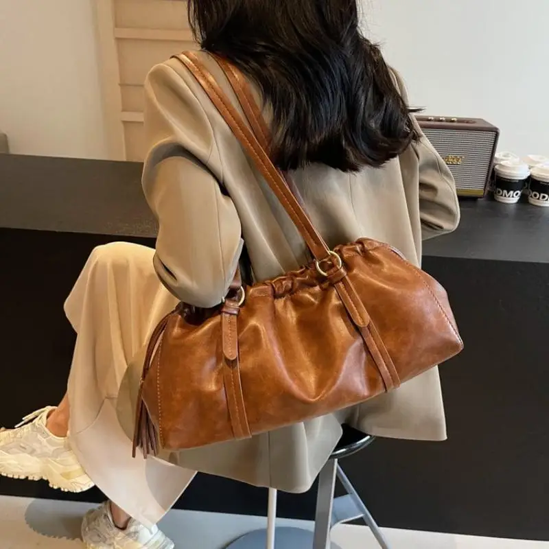 

Сумка-тоут большой вместимости, новая черная кожаная простая повседневная женская сумка для поездок на работу, модная и универсальная сумка на одно плечо