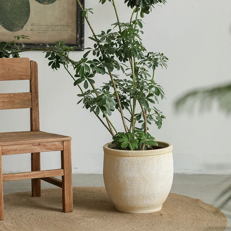 It's quiet, windy, gray and white, retro-made, old floor-to-ceiling ceramic flowerpots, short living rooms, extra-large