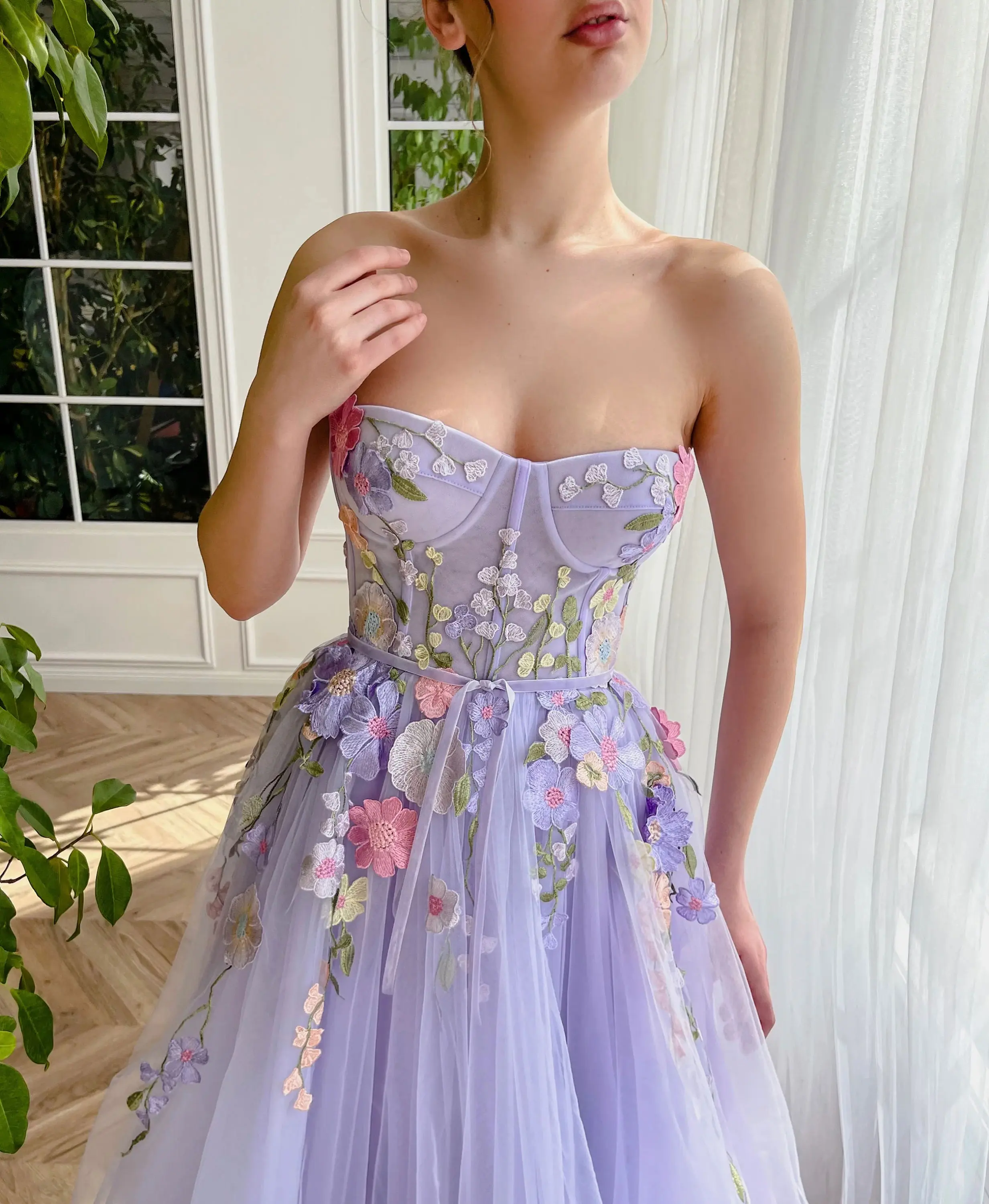 Women Long Lavender Prom Dress Sweetheart 3D Embroidered Lace Floor Length Strapless A Line Formal Evening Princess Party Dress