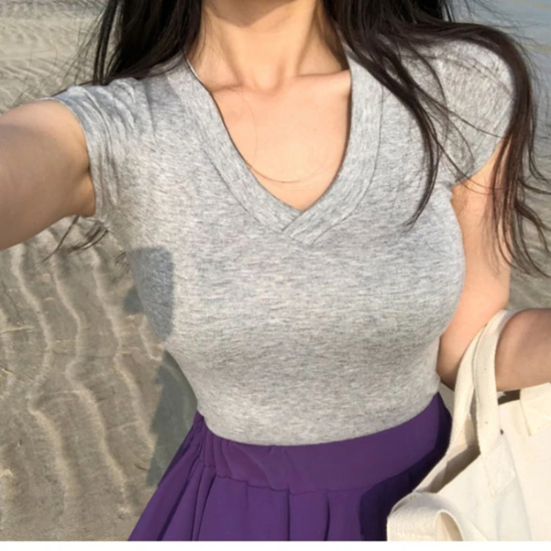 เสื้อยืดผู้หญิงเรียบง่าย สไตล์ลำลอง เนื้อผ้านุ่ม ใส่ได้ทุกโอกาส รุ่นพื้นฐาน ปี 2026 เสื้อยืดแขนสั้น คอวี แฟชั่น ทรงเข้ารูป สีพื้น