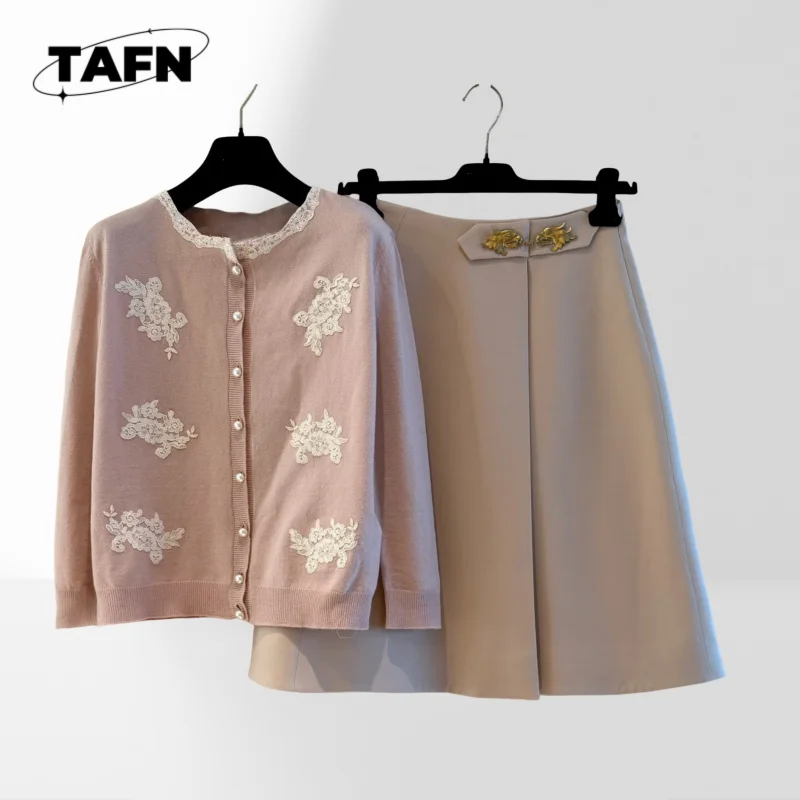 

Trendy Two-Piece Skirt Set for Women Fashionable for Any Occasion Chic Women's Skirt Set for Day-to-Day Wear Soft AK0420