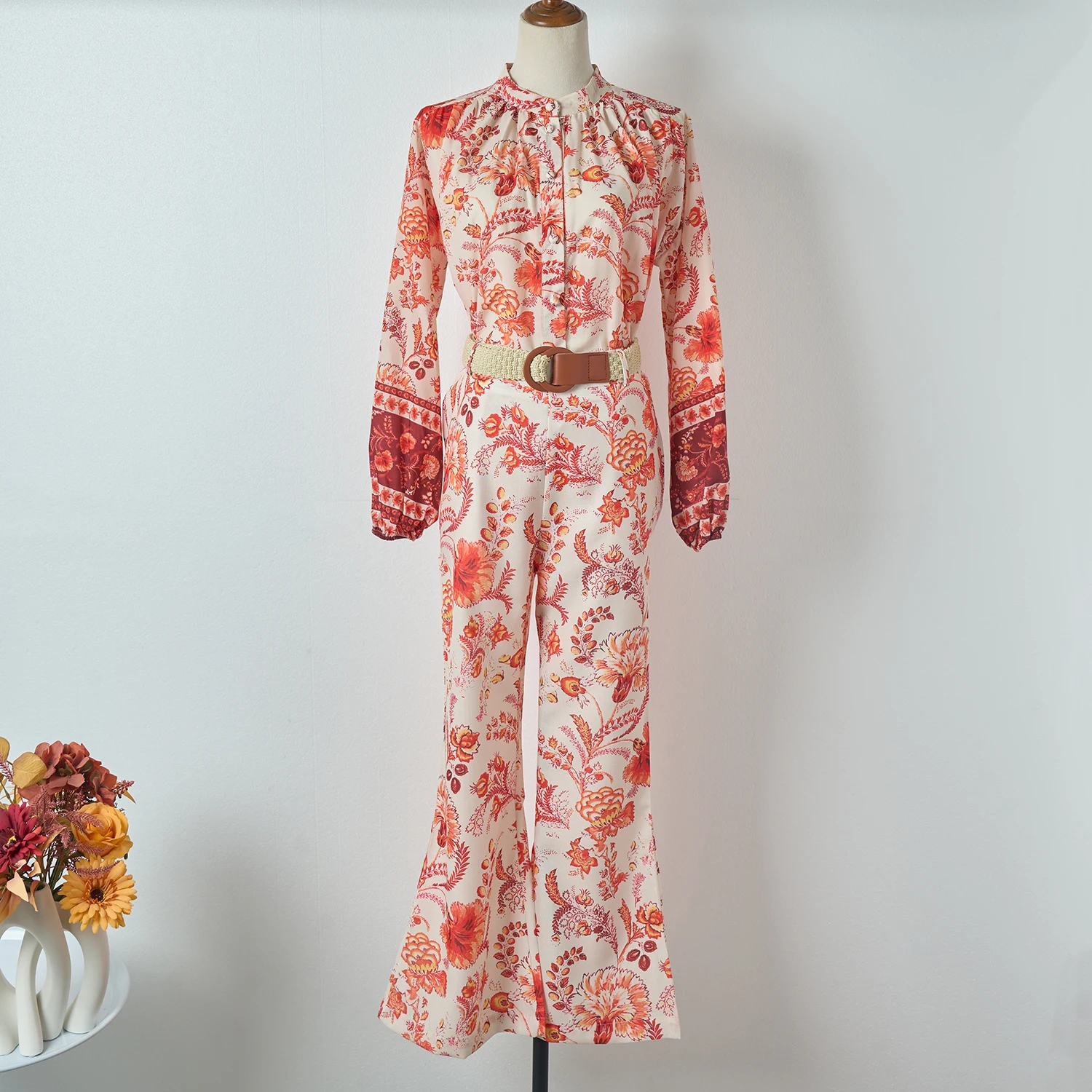 Conjunto de duas peças com csa e foada e calça plona com cinto, estilo férias outono 2024, terno f com...