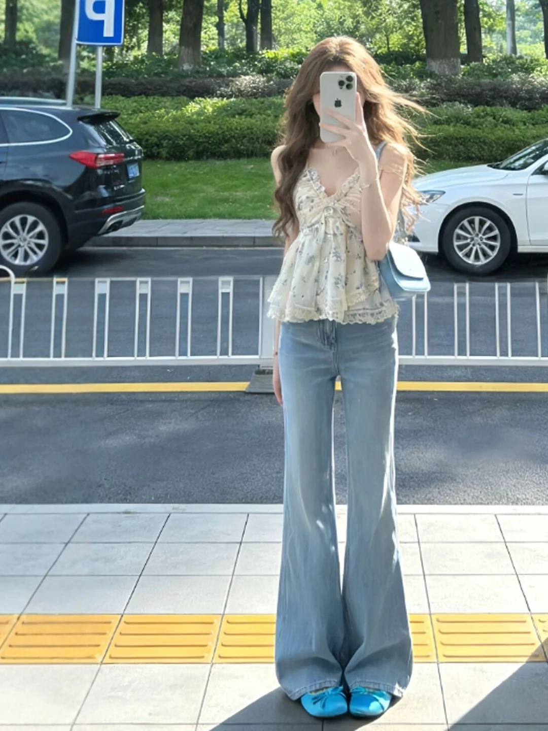 

Нежный Ветер: Уникальный, очень красивый комплект из топа с V-образным вырезом и джинсов. Омолаживающий эффект. Готовый образ (OOTD) на лето 2026. Женская мода.