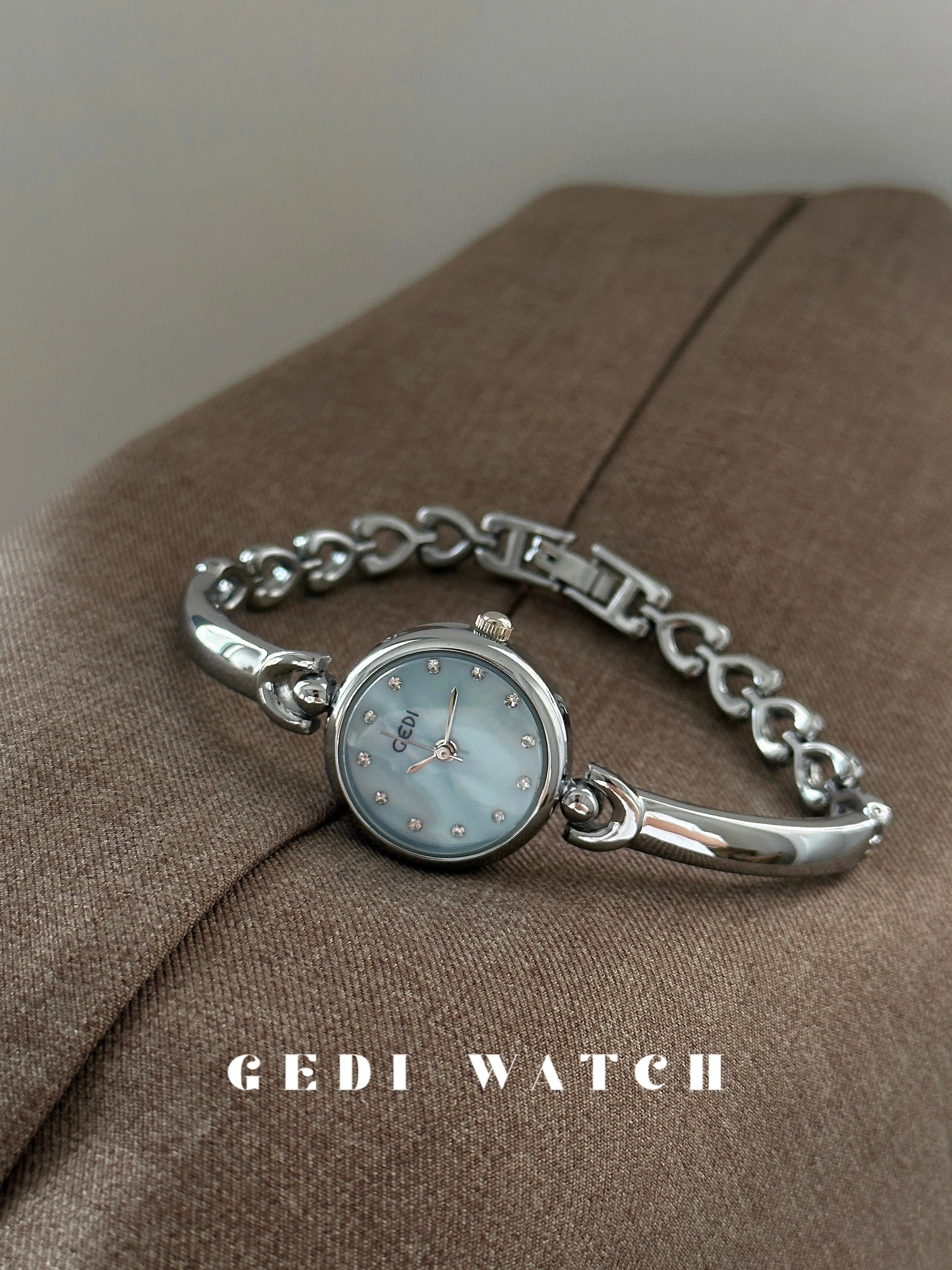 Fashion romantic temperament watch women 2025 new luxury creative girl bracelet watch ins birthday gift oval watch