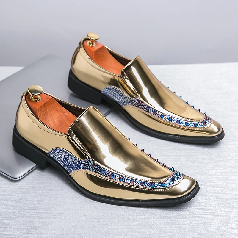 

Золотисто-черные лоферы, мужские туфли из искусственной кожи с заклепками, декоративные остроконечные банкетные туфли, деловая повседневная обувь на низком каблуке, классические туфли для причесок