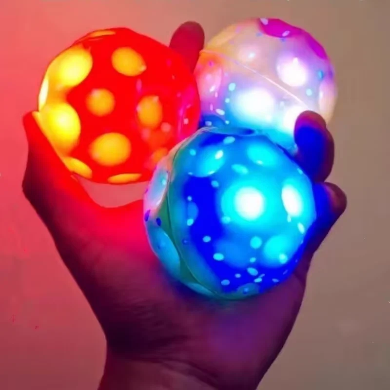 Bola espacial ligera que brilla, pelota que rebota extrema alta con LED, juguetes para niños al aire libre, juguetes antiestrés, bola con agujeros para aliviar el estrés