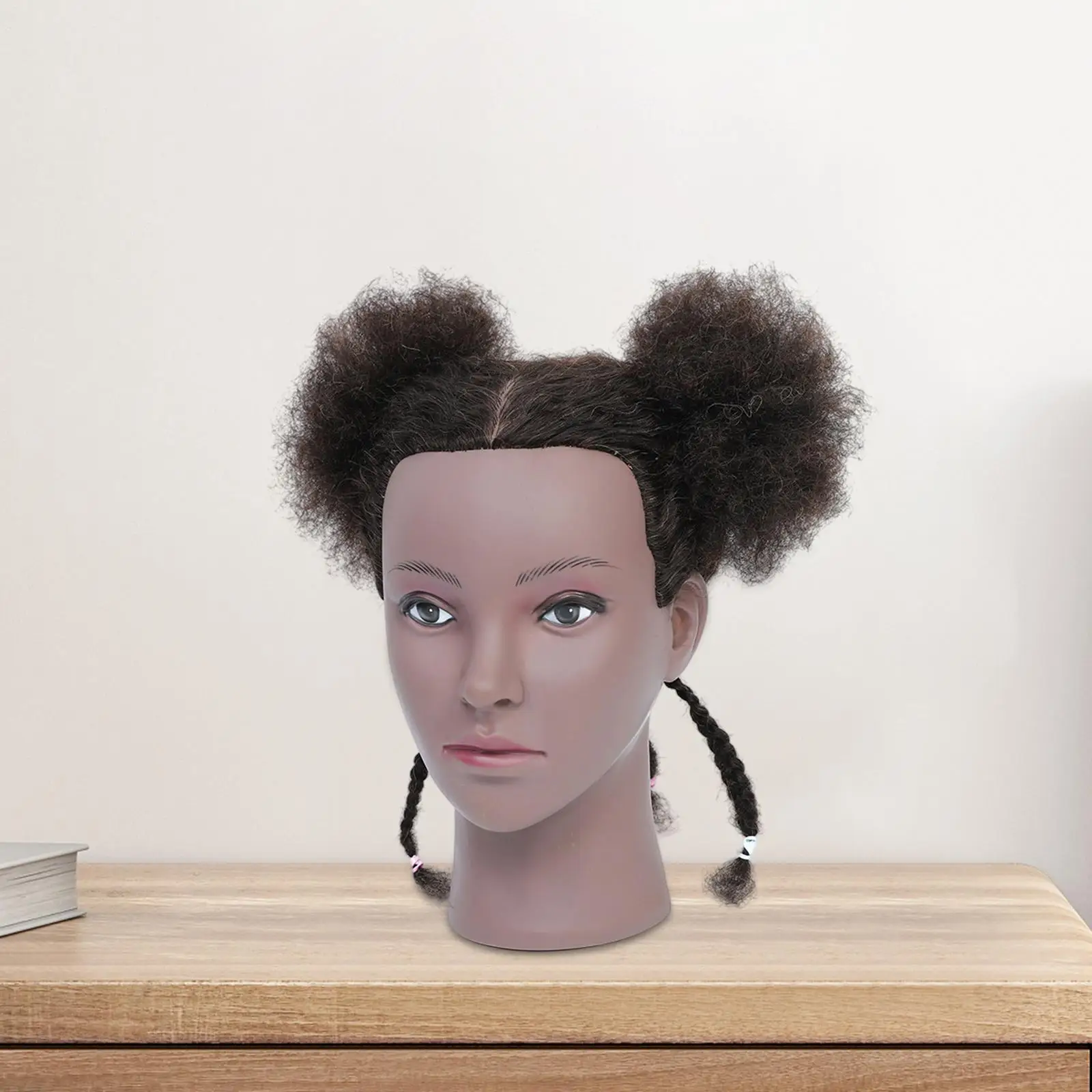 رأس عارضة أزياء مع رأس تجميل أفريقي مجعد لتصفيف الشعر