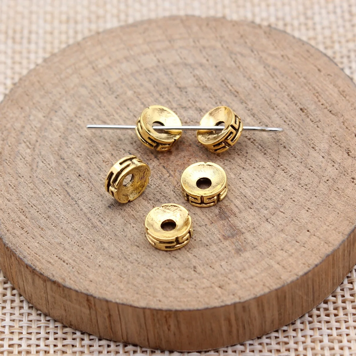80pcs 7.3x7.3x2.8mm(0.29x0.29x0.11inch) 2 Colors Circular Pattern Spaced Beads, Flower Holder Beads, Small Hole Beads