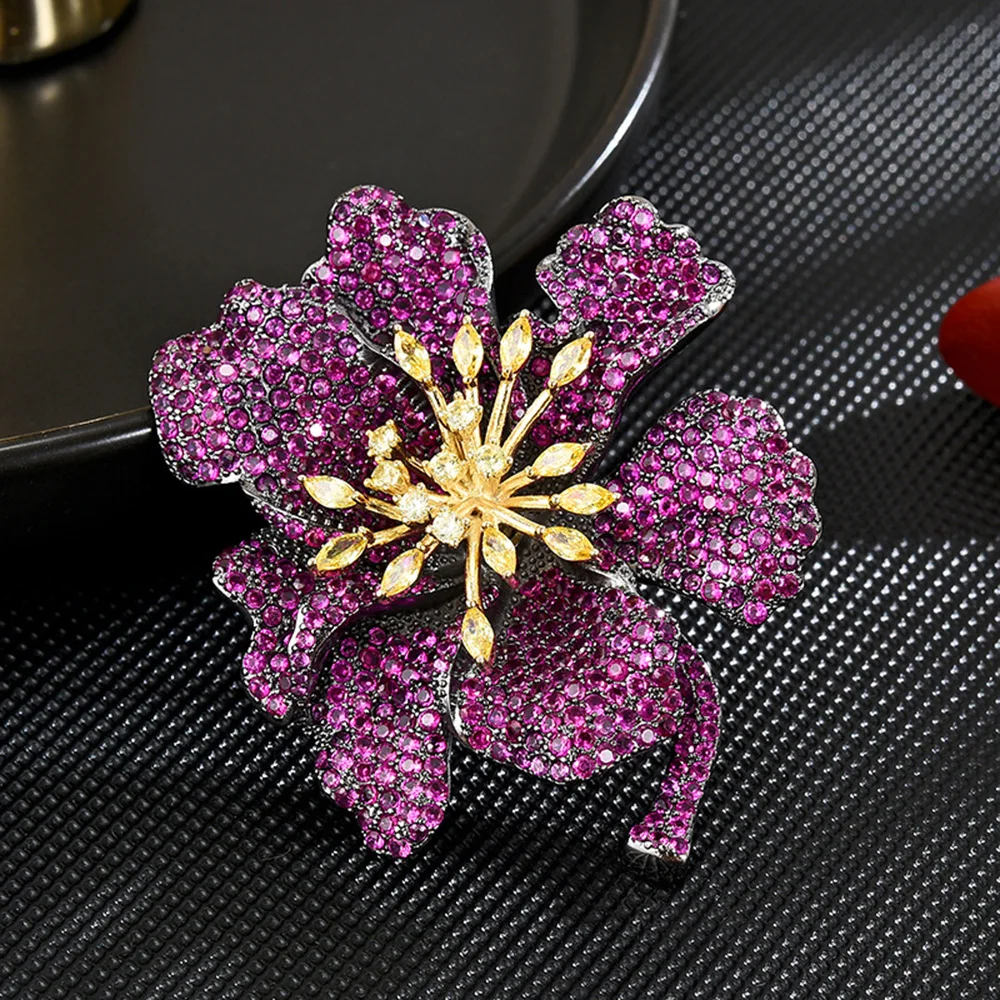 

Women's Brooch Elegant Full Crystal Purple Flower Brooches Badge Party Banquet Shiny Luxury Designer Pins Accessories Corsage