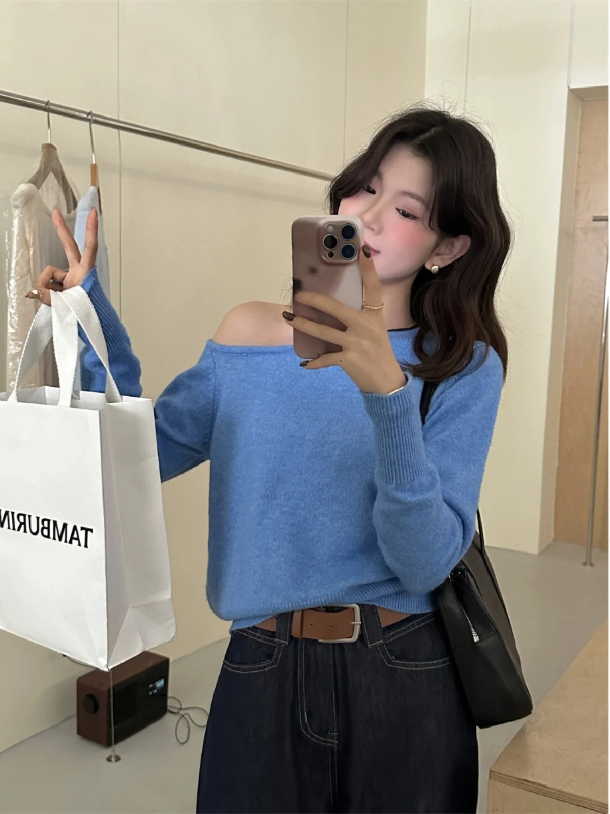 Grauer asymmetrischer Schulter-Strickpullover für Damen, modische Innenbekleidung, One-Shoulder-Chic-Top, süßes SLE-Langarm-Rundhalsausschnitt