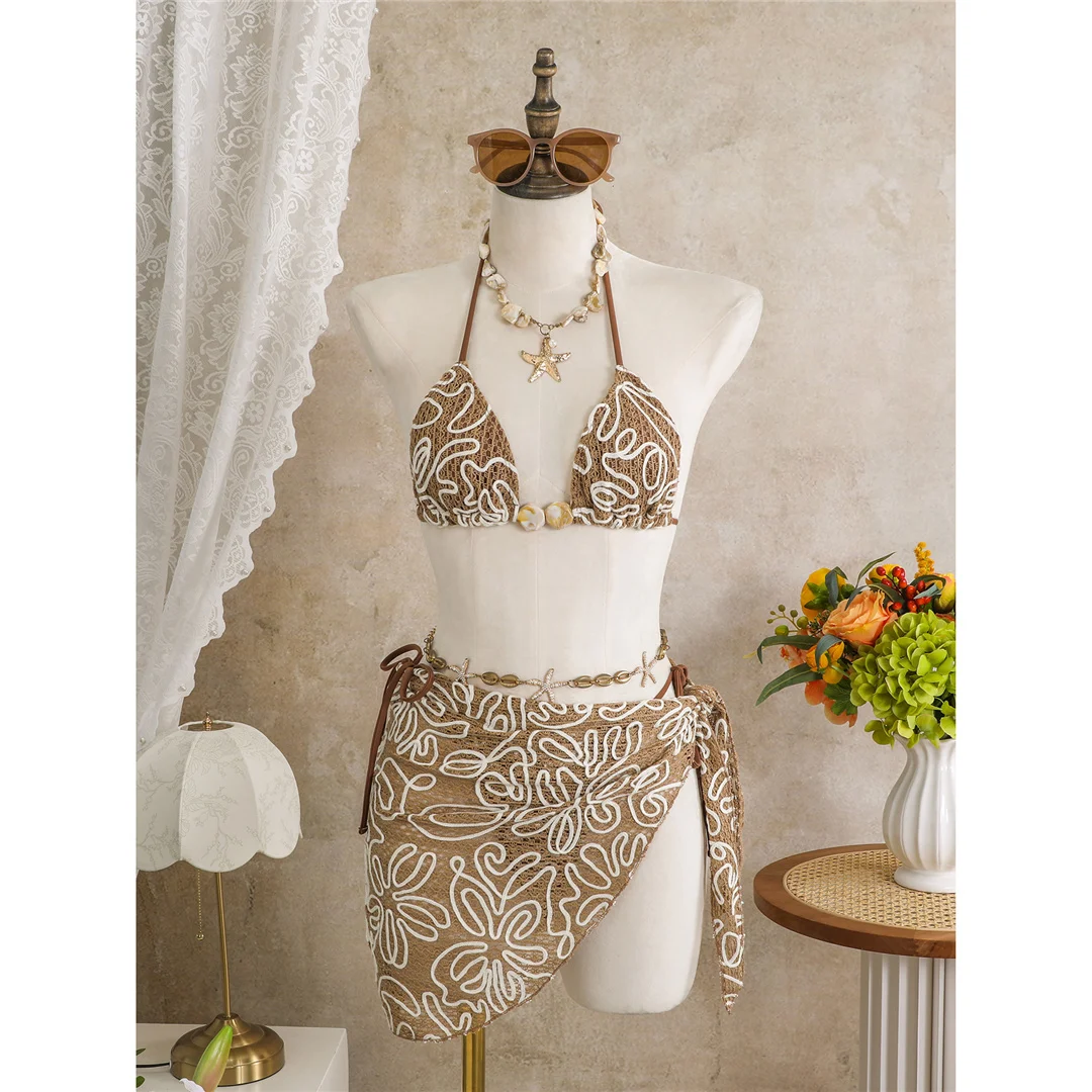 Mit Sarong-Halterneck-Bikini, bedruckter Bikini, Damen-Badebekleidung, dreiteiliges Bikini-Set, gepolsterter Badeanzug, Badebekleidung, Badeanzug, Modell V8073. – Detail 2