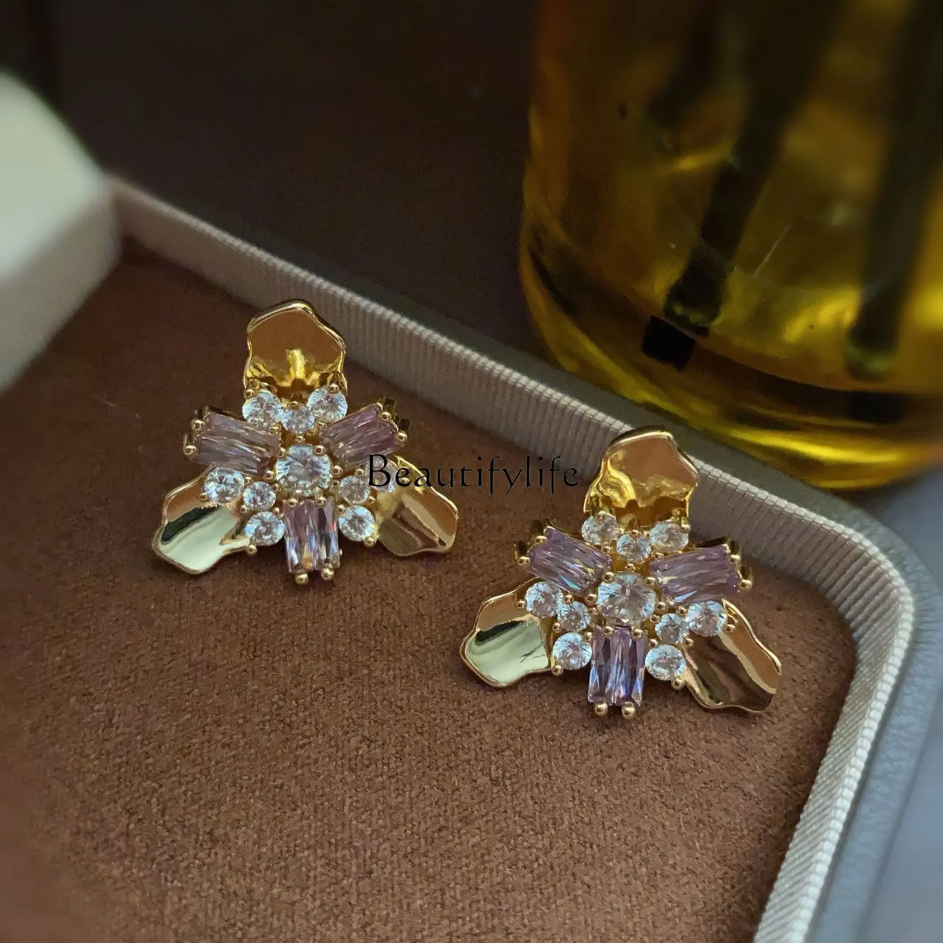 

Metal petal zircon stud earrings temperament advanced sense simple fashion light luxury French earrings women