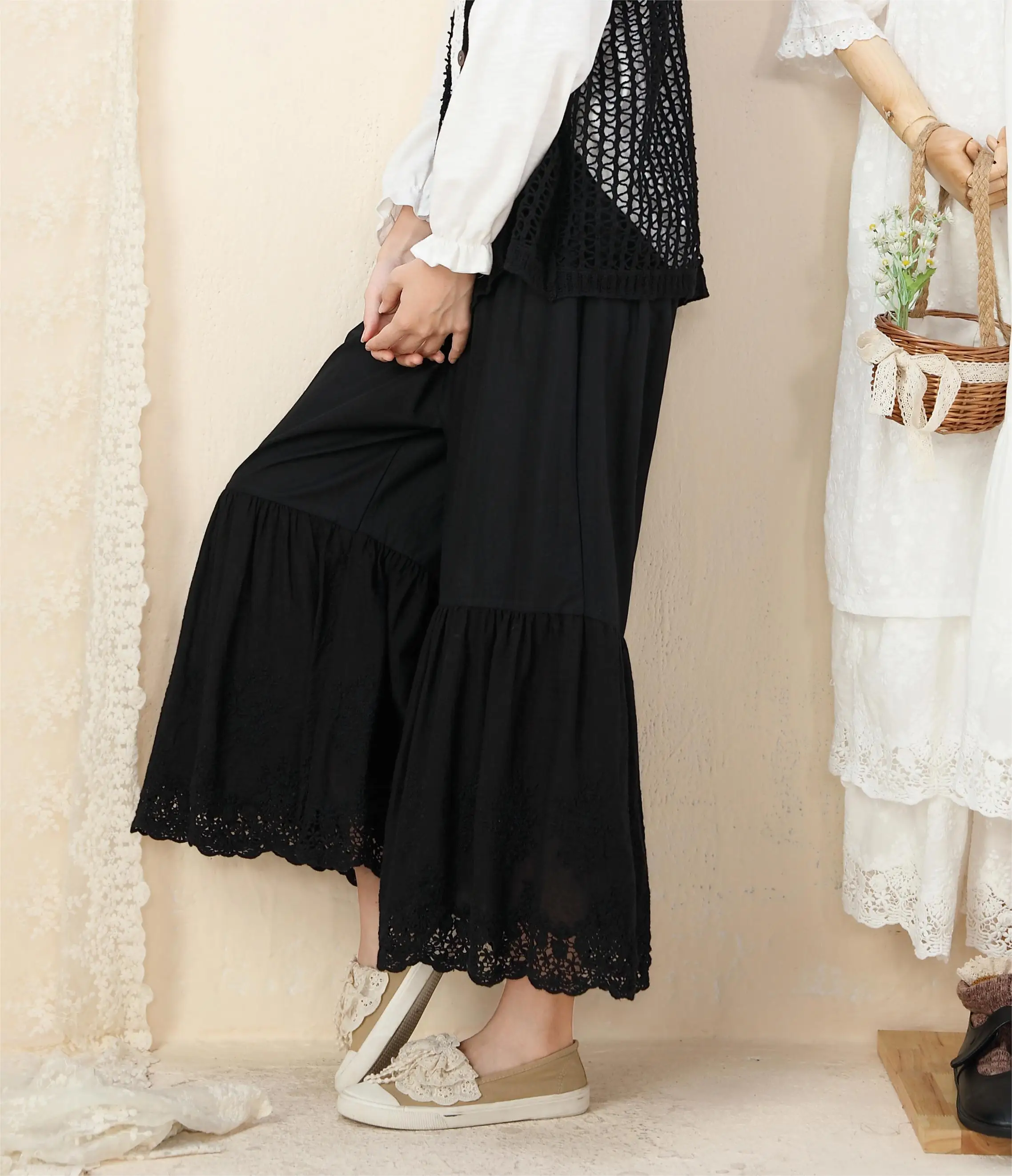 Nieuwe Japanse stijl Mori Girl zoete wijde broek Veelzijdige cropped broek Elastische taille Losse patchwork Wateroplosbare borduurwerk uitlopende broek