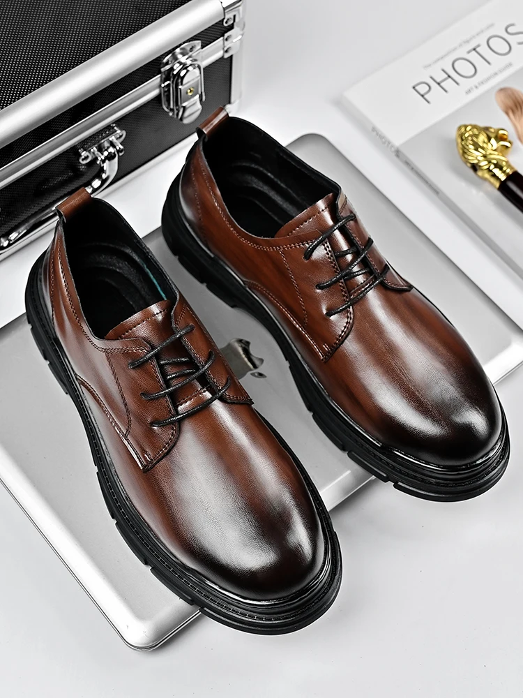 

Новые мужские кожаные туфли в стиле ретро. Высококачественный дизайн в минималистском стиле. Офисное платье и вечеринка. Удобная обувь для взрослых. Черно-коричневый.