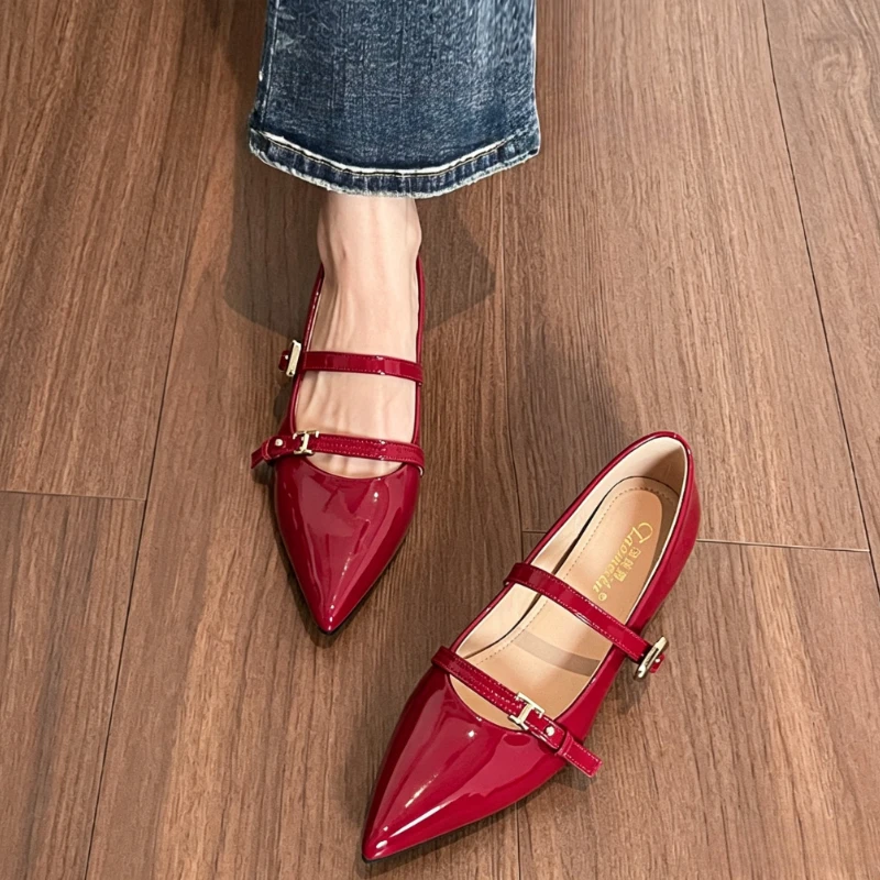 Women Shoes Elegant - รองเท้าส้นเตี้ยหัวแหลมประดับหัวเข็มขัดโลหะสำหรับผู้หญิง รองเท้าบัลเล่ต์หนังแก้วสุดหรู ดีไซน์เนอร์ระดับพรีเมียม