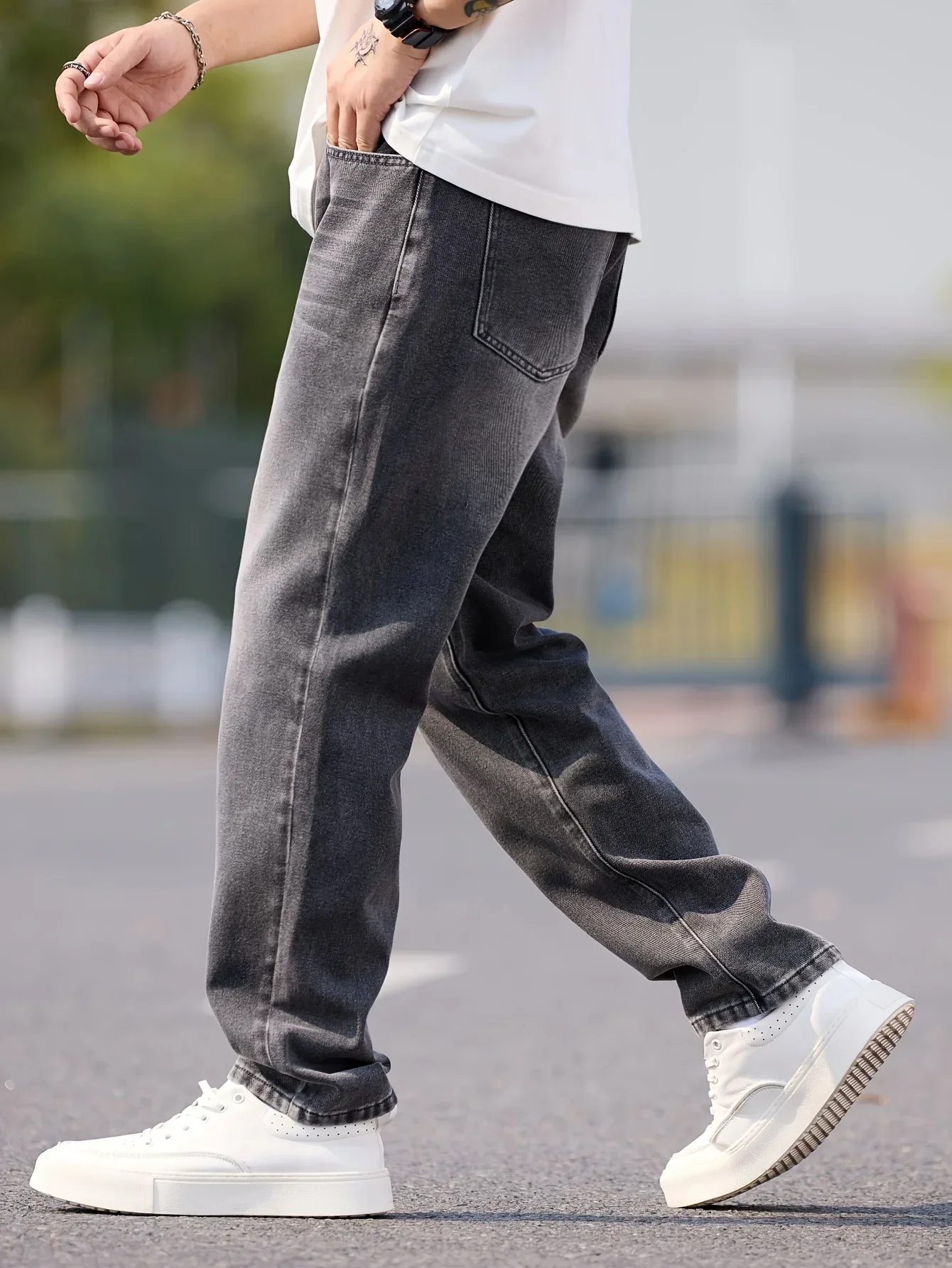 Men's vintage wash loose straight jeans for casual street style with a black distressed effect for everyday wear