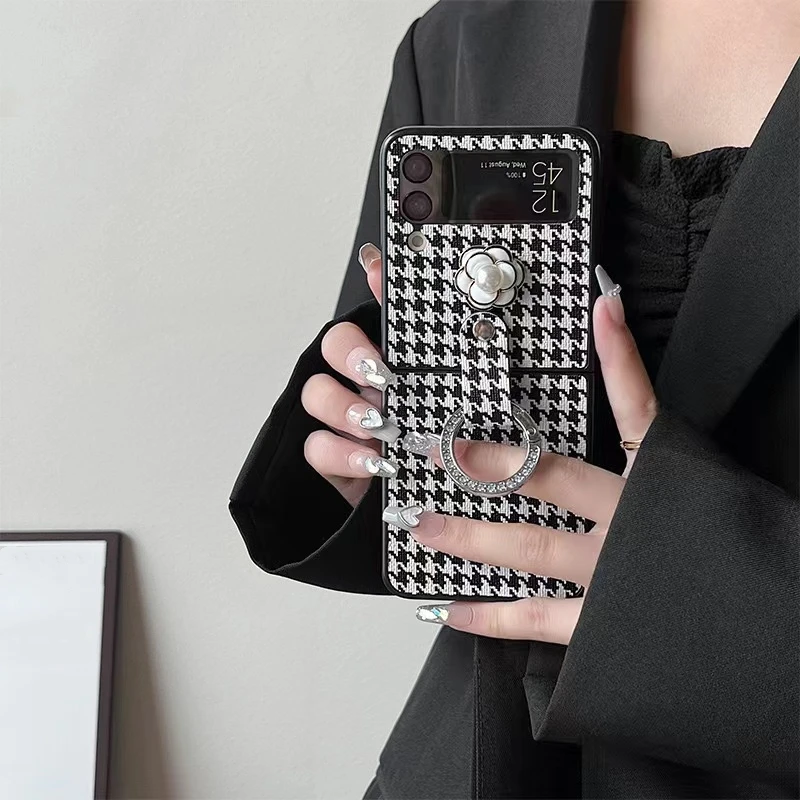 Debutante Black And White Camellia Thousand Bird Lattice Phone Case For Samsung For Galaxy Z Flip 3 4 5 6 Luxury For Girl