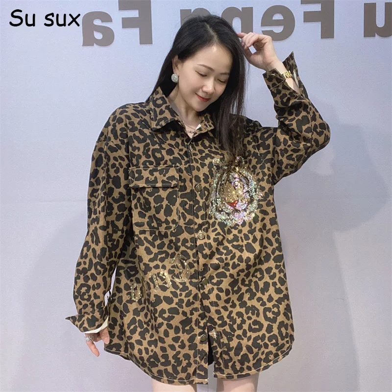 

Женская джинсовая рубашка-пальто с леопардовым принтом и пайетками в виде головы тигра, повседневная, с отложным воротником, длинным рукавом, оверсайз, обхват груди 126 см, 2026
