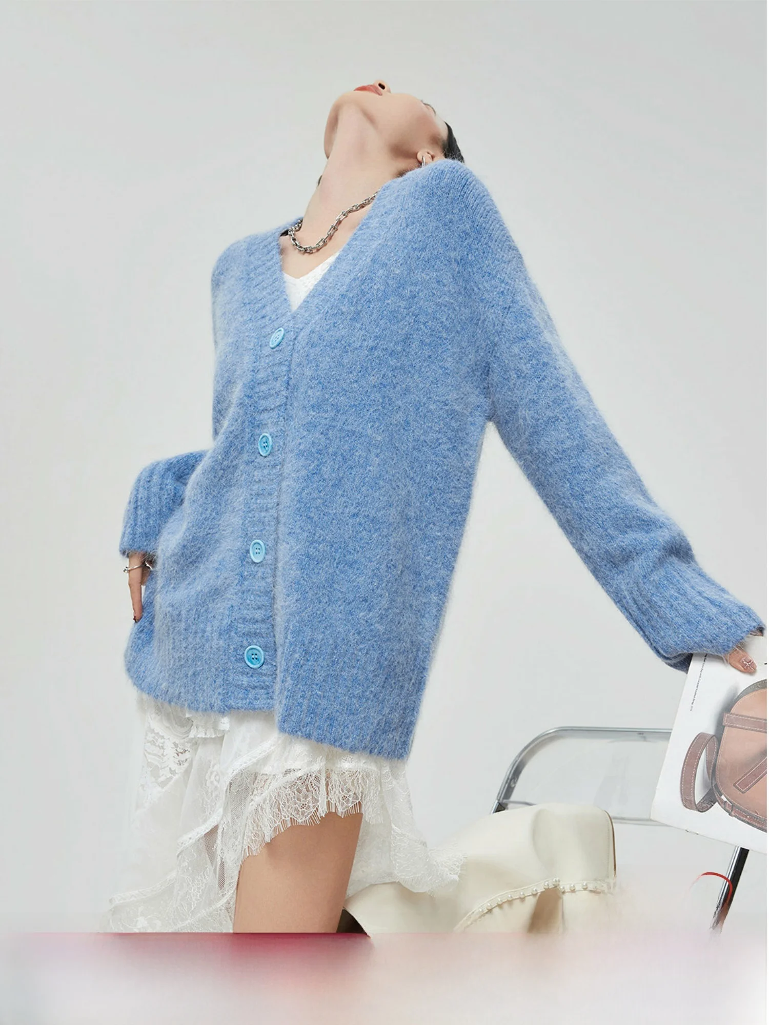 

Синий мягкий вязаный кардиган с V-образным вырезом, свободный крой, спущенные плечи, осенне-зимняя новинка, корейский стиль, модный, с открытыми плечами