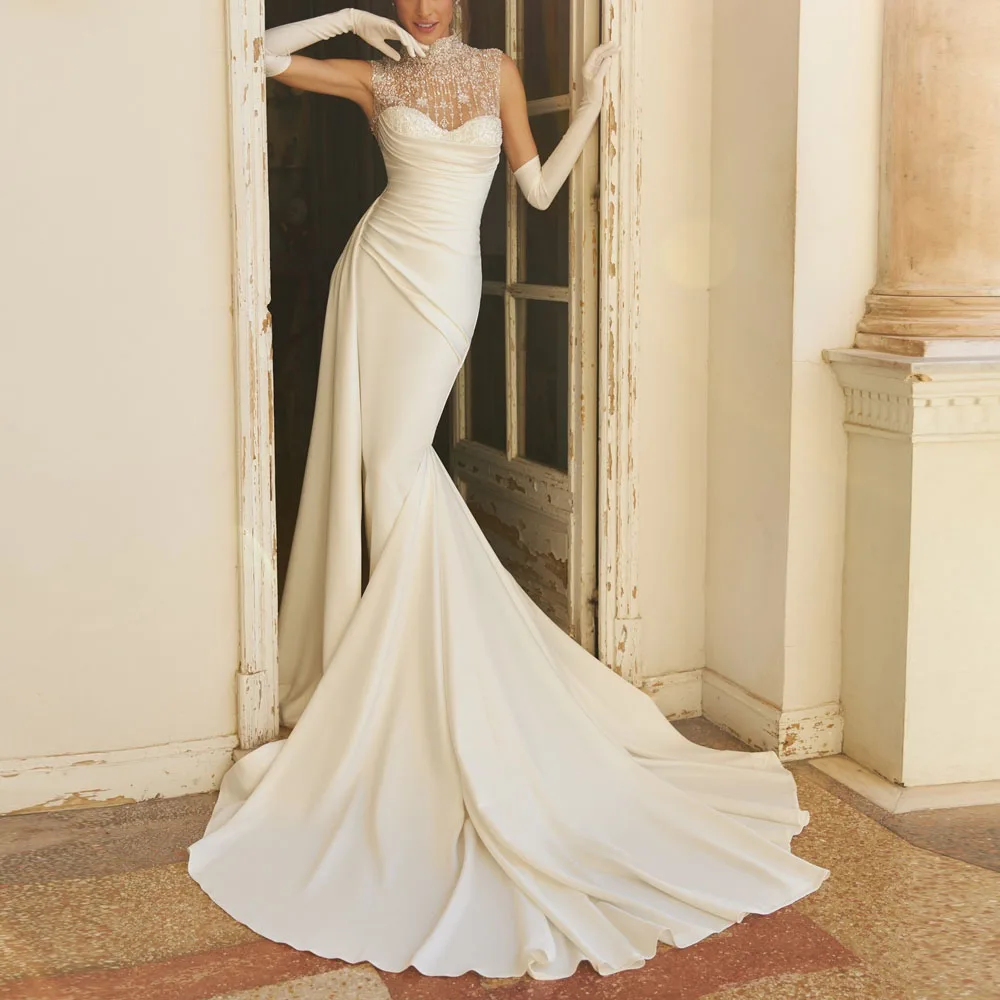 Maßgeschneidertes Hochzeitskleid mit hohem Kragen und Überrock, Spitzenapplikationen, Falten-Brautkleid, tailliertes Meerjungfrau-Kleid, Sweep-Zug