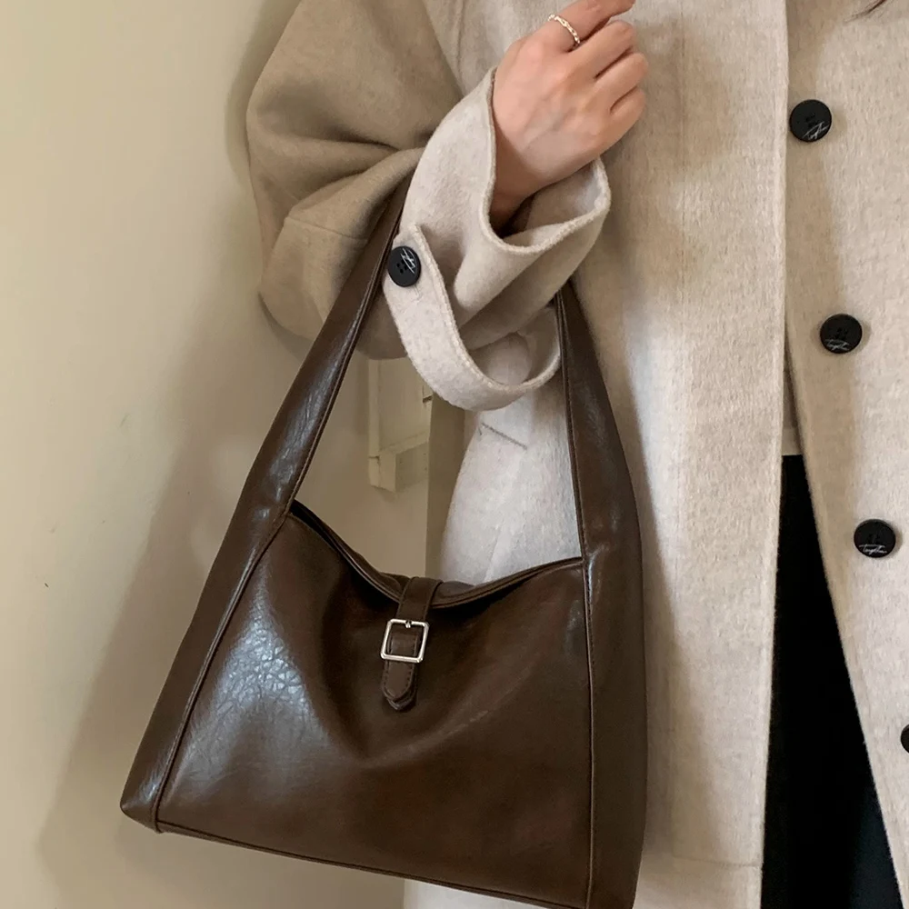 

Женская легкая роскошная сумка на одно плечо с пряжкой, 2022, нежная мягкая сумка из искусственной кожи большой вместимости, универсальные сумки для путешествий