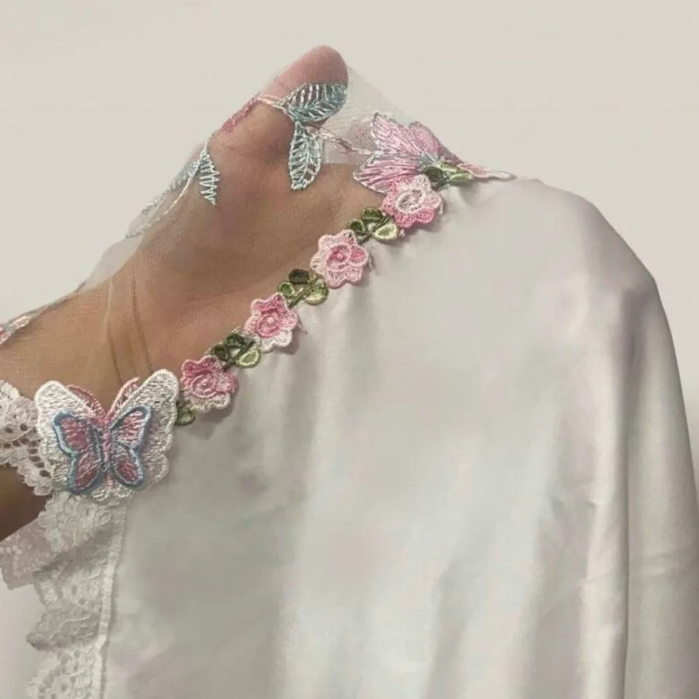 Dünnes Spitzen-Schleifen-Pyjama-Kleid für Damen, bestickt mit Blumen und Schmetterlingen, aus Eisseide, Träger-Nachthemd, ärmellose Nachtwäsche. – Detail 3