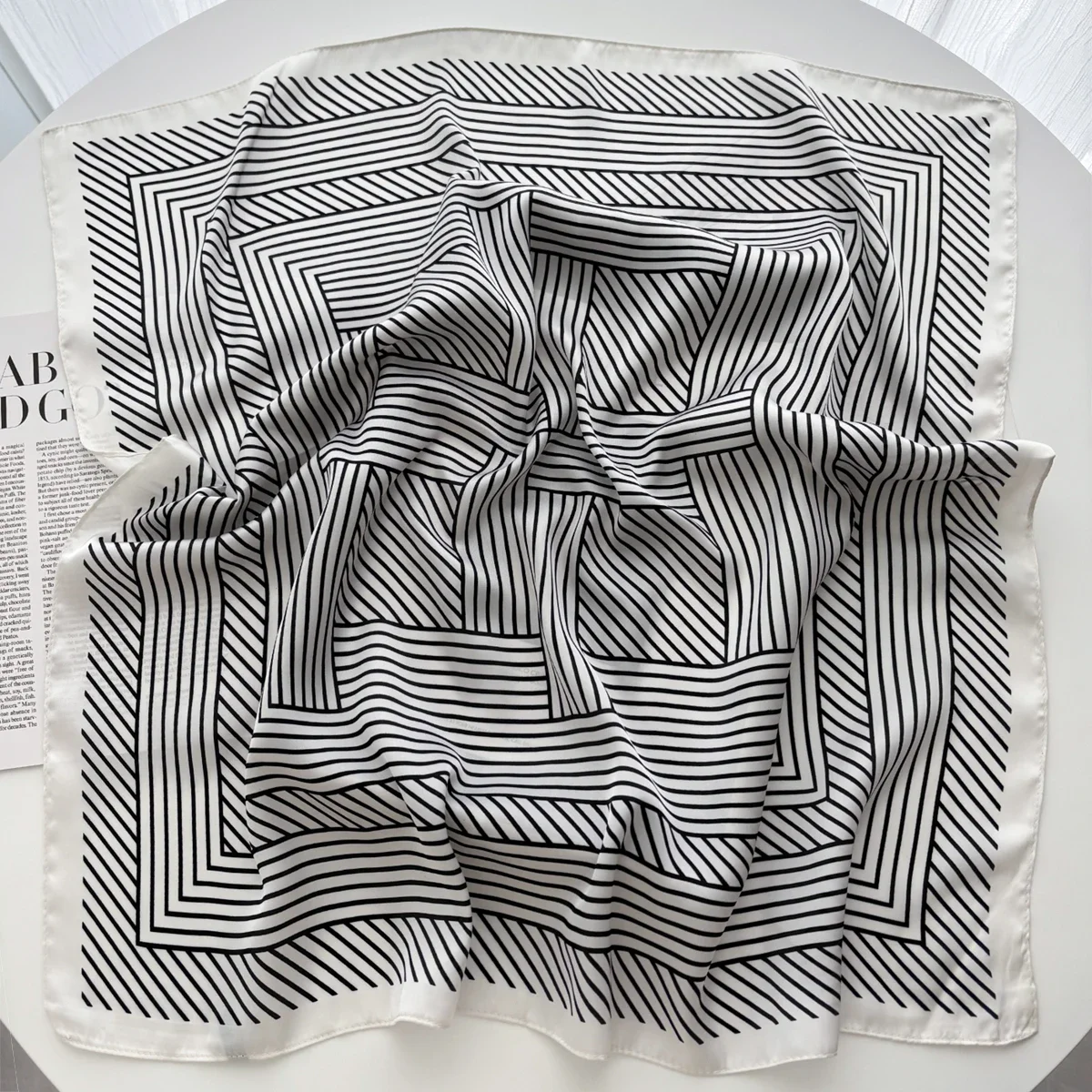 フラワープリントスクエアスカーフエレガントな薄型通気性装飾ネックスカーフ防風スカーフ女性のための