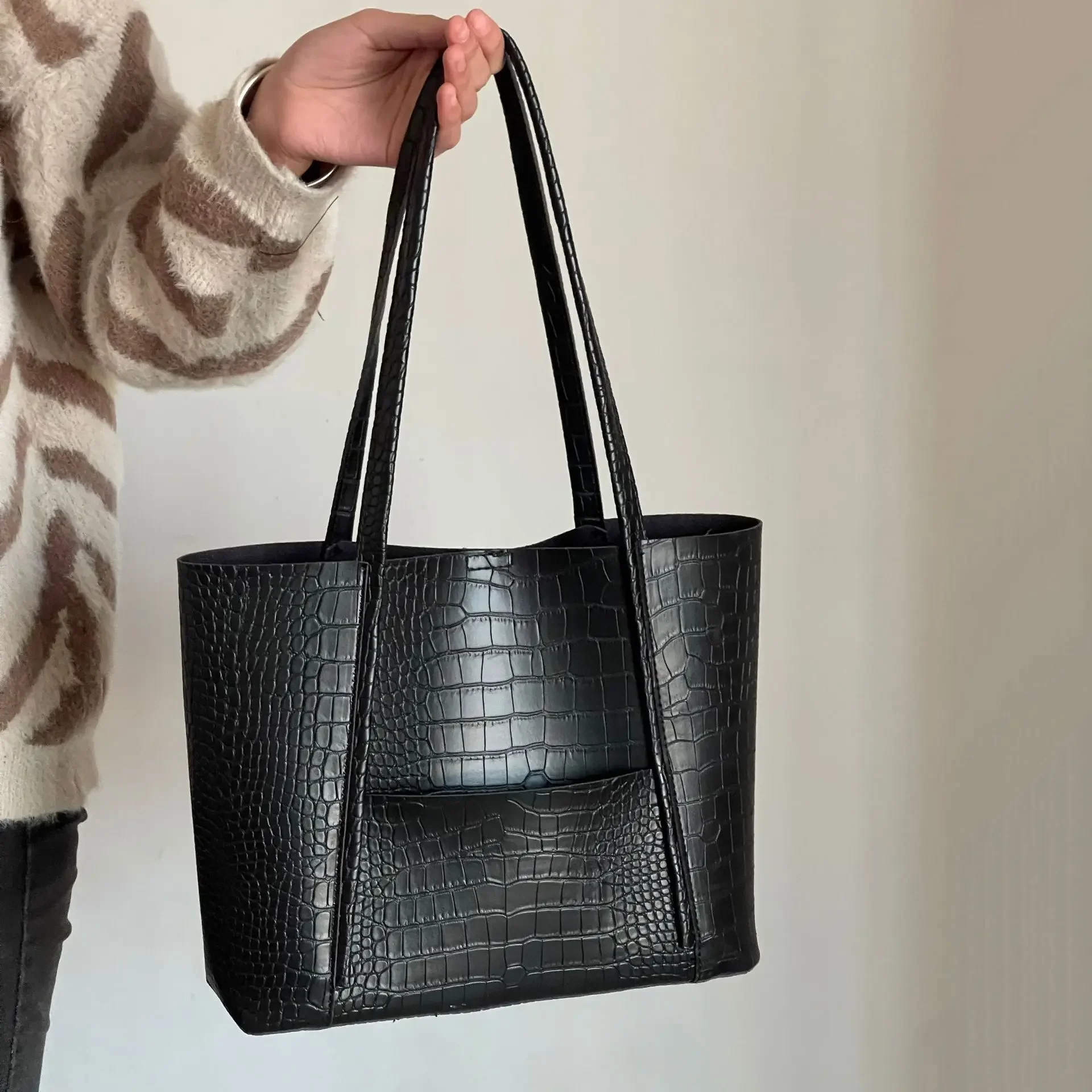 Stylish and Functional Top-Handle Bag with Generous Capacity for Casual and Shoulder Carrying