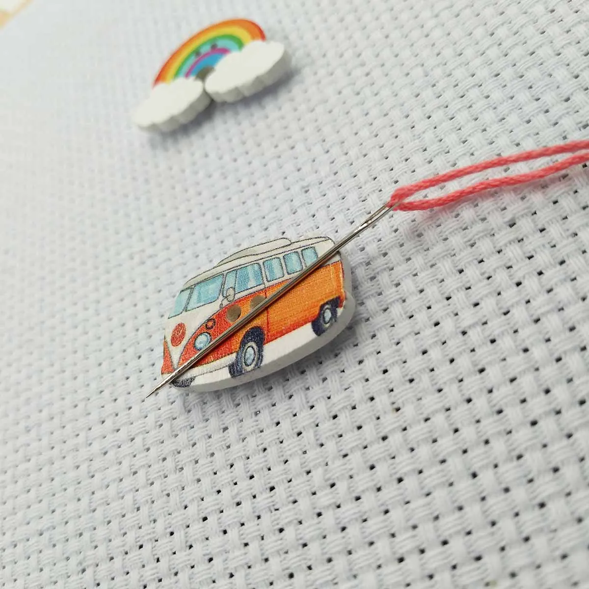 Needle Minders Wood Sewing Machine 2pcs Needle Holder Embroidery Magnet Needle Keeper Needle Minder for Cross Stitch Needlework