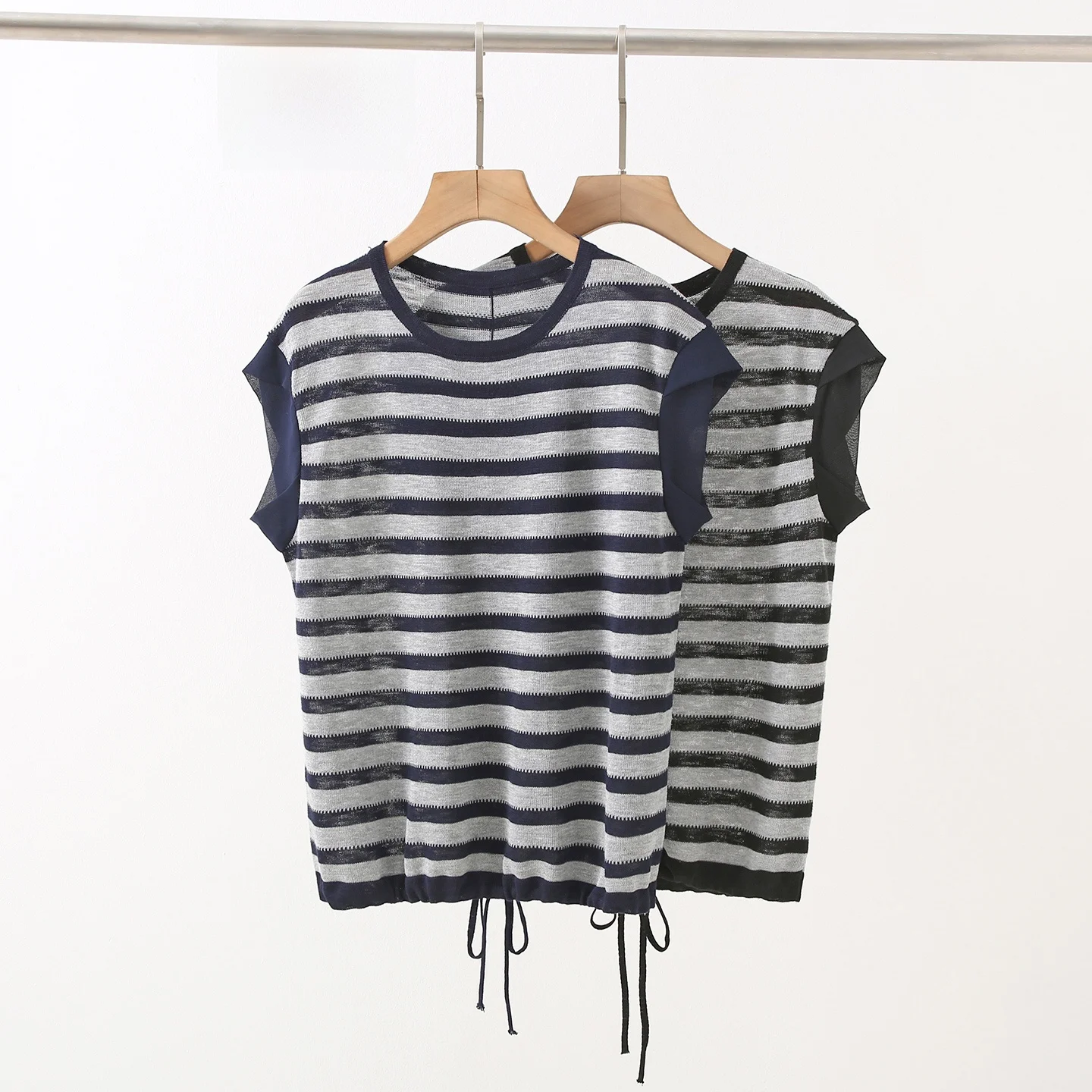 

Летний новый топ Etam 2025: модный, простой, омолаживающий, стройнящий, в полоску, с круглым вырезом, несвязанный с телом, необтягивающий.