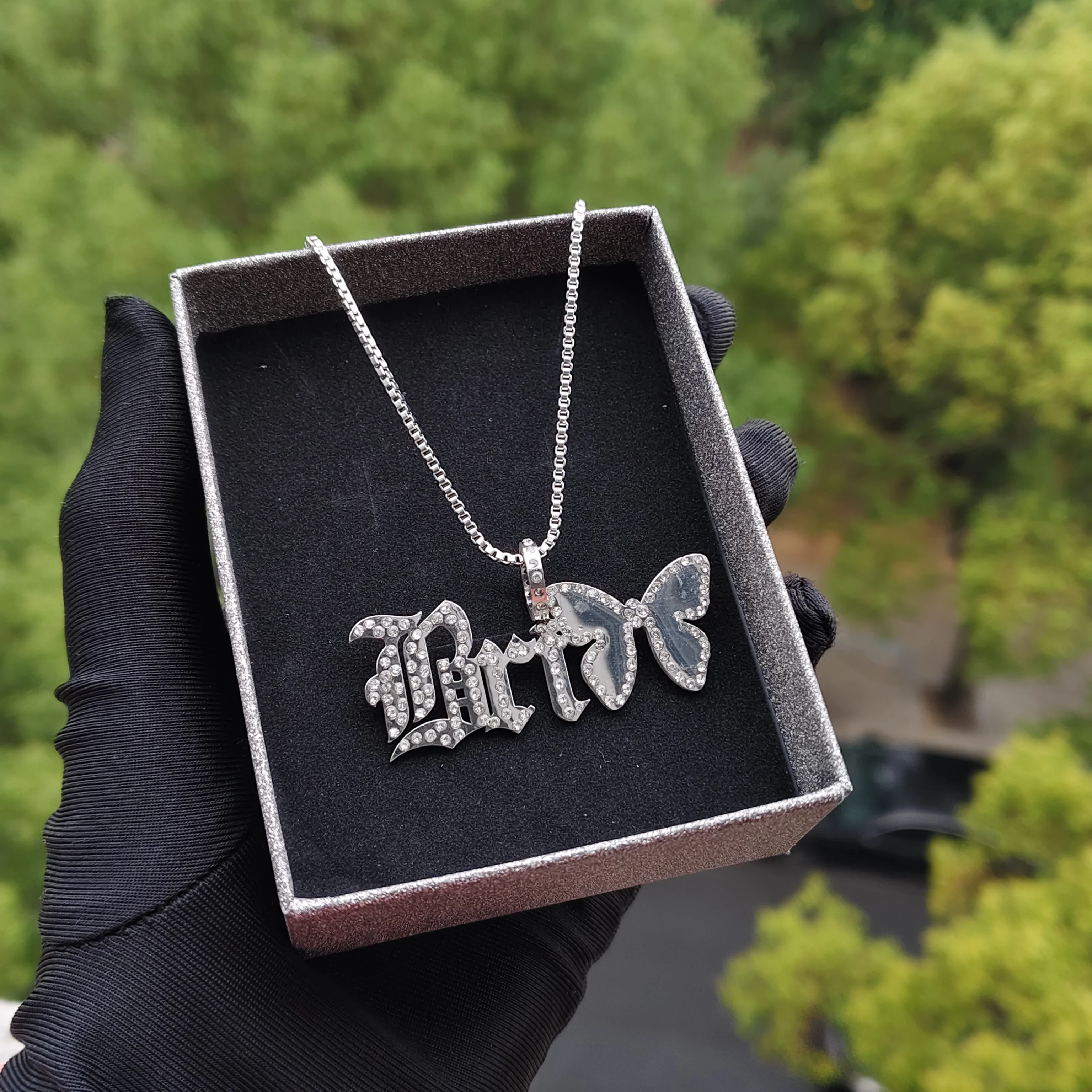 

DHQH 2026 Customized Name Diamond Necklace Personalized Letter Shining Name Necklace Ancient English Pendant Personalized Gift