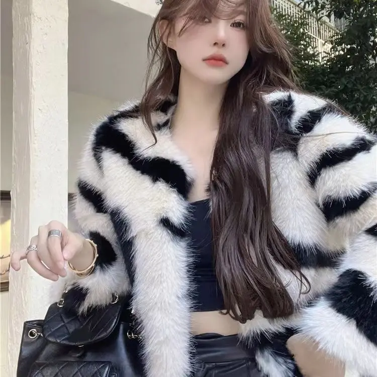 معاطف من الفرو الصناعي للأم والبنت مبطنة حرارية · ملابس شتوية متطابقة لعام 2024 · ملابس عائلية عصرية #3