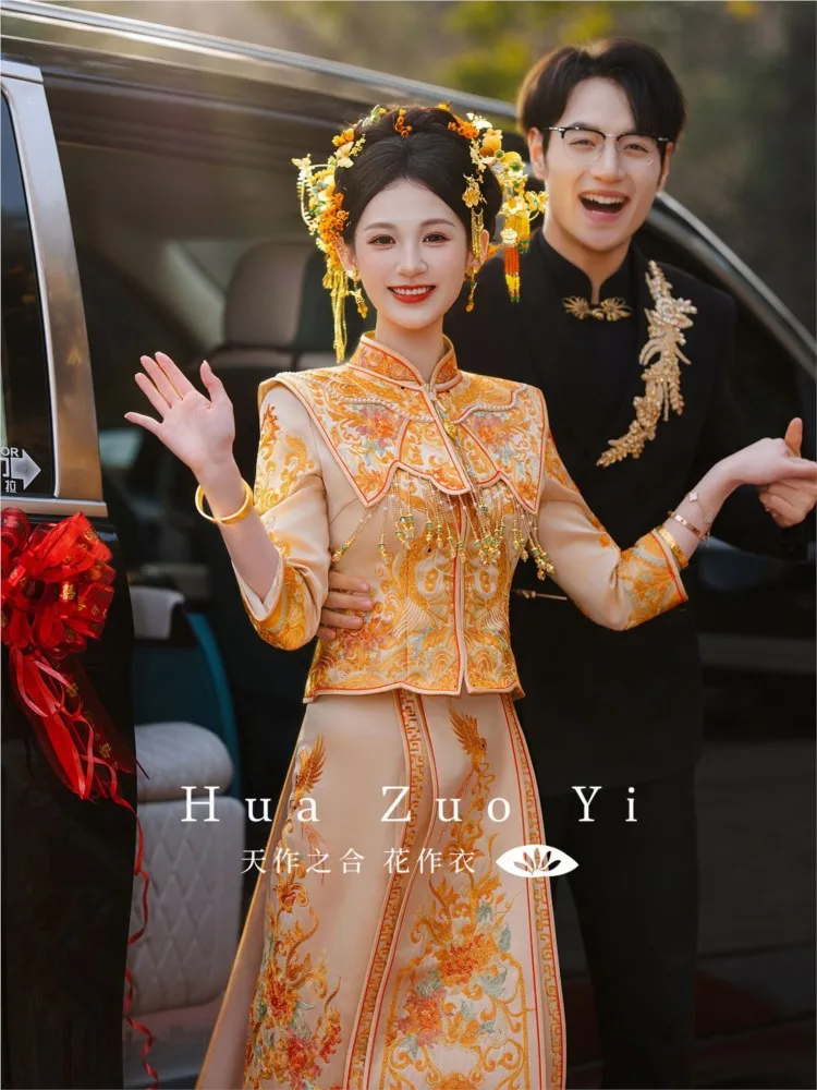The new style of dragon and phoenix gowns is now available for women