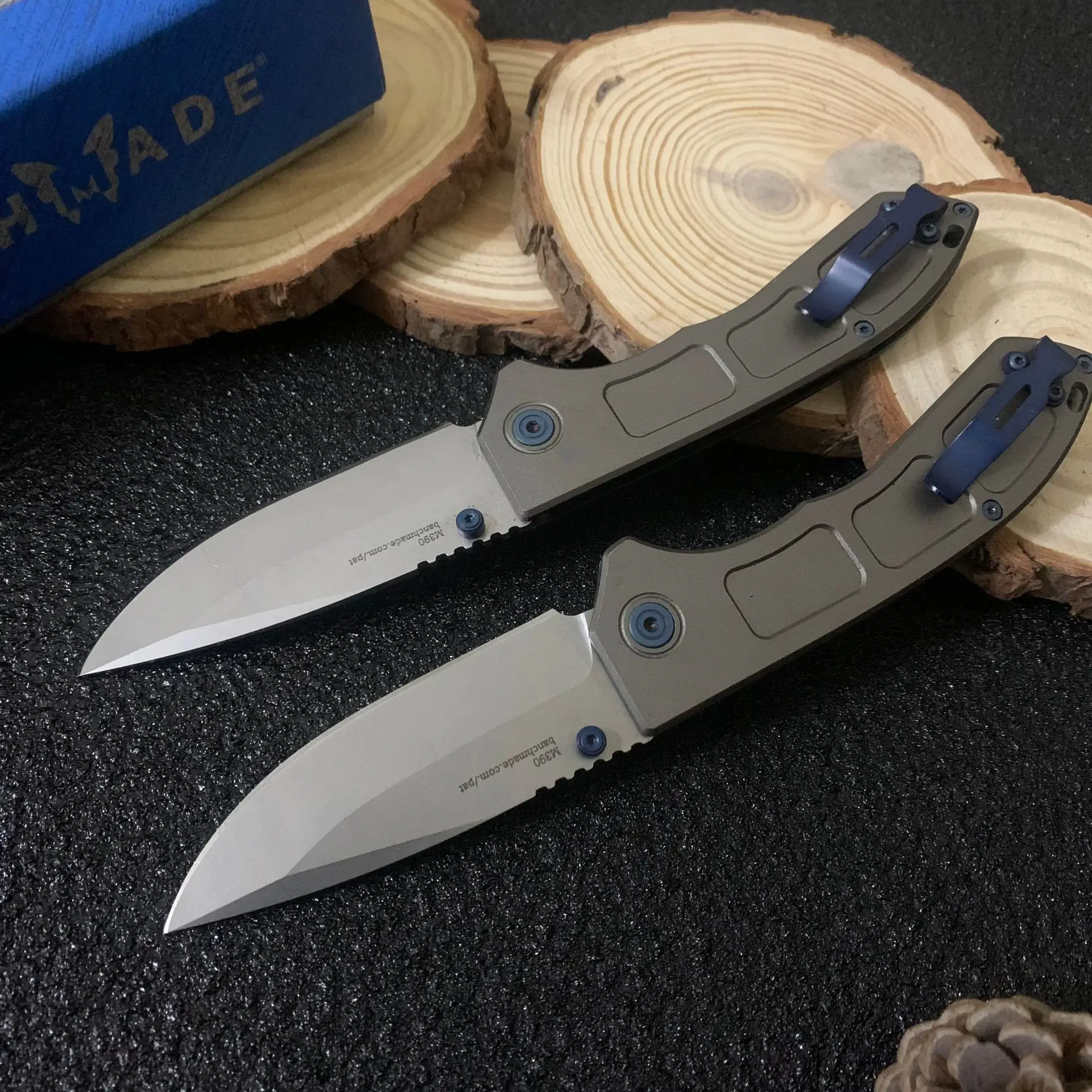 التكتيكية BM 748 الضيق سكين للفرد 3.43 "M390 الساتان الأزرق لهجات في الهواء الطلق EDC أداة قطرة نقطة شفرة رمادي مقابض التيتانيوم